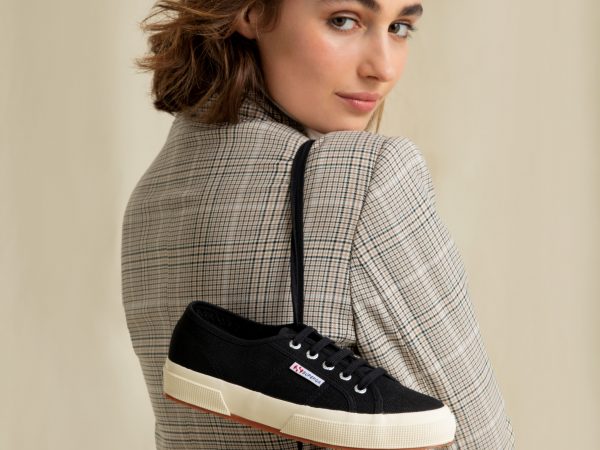 4 looks de trabalho com tênis