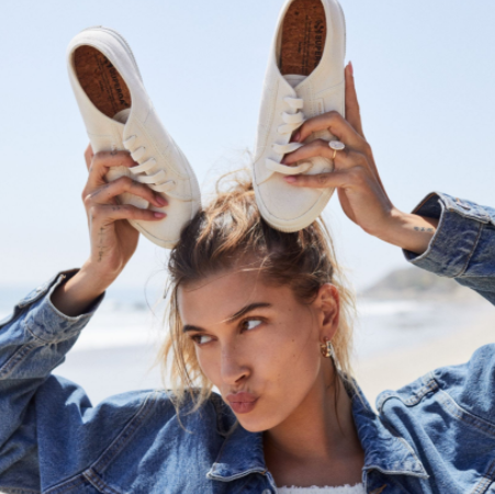 7 dicas para usar seu Superga se inspirando na Hailey Bieber
