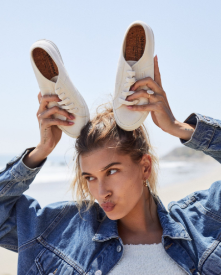 7 dicas para usar seu Superga se inspirando na Hailey Bieber