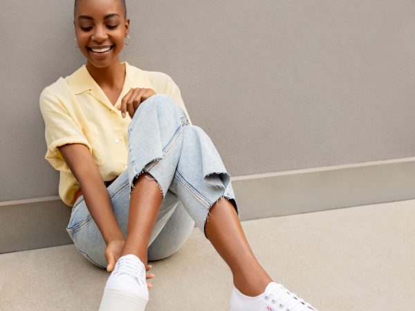 5 looks para usar tênis plataforma durante o dia