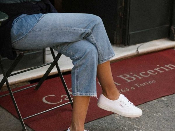 3 looks com tênis e calça jeans para o dia a dia