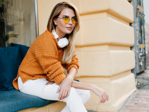 4 looks elegantes com tênis de couro