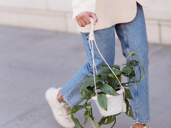 Fuja do básico: 4 looks para usar tênis plataforma no trabalho